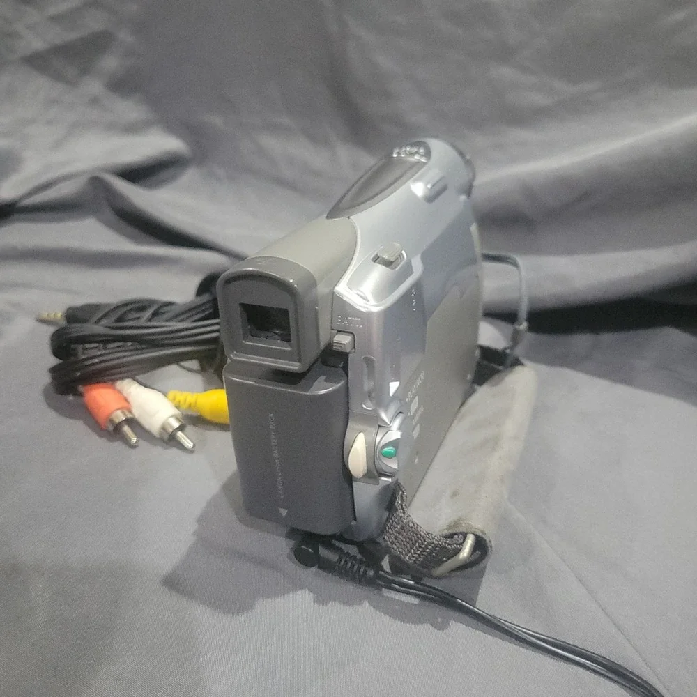 Canon ZR100 Mini DV Camcorder Recorder Tested Works!!! Tripod Case Charger